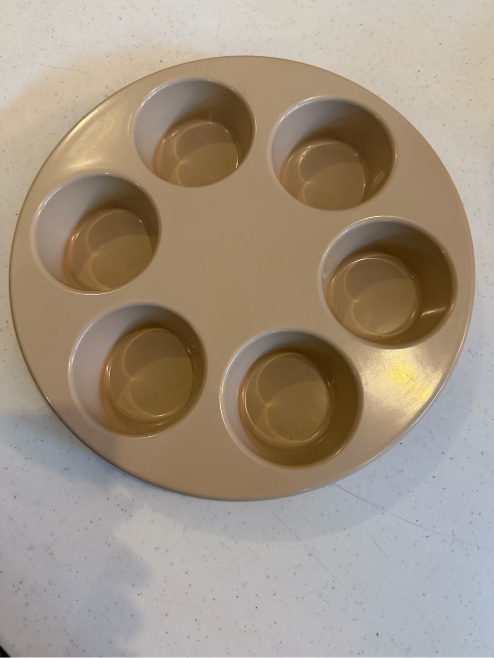 Anchor Hocking Microware Six mold pan
